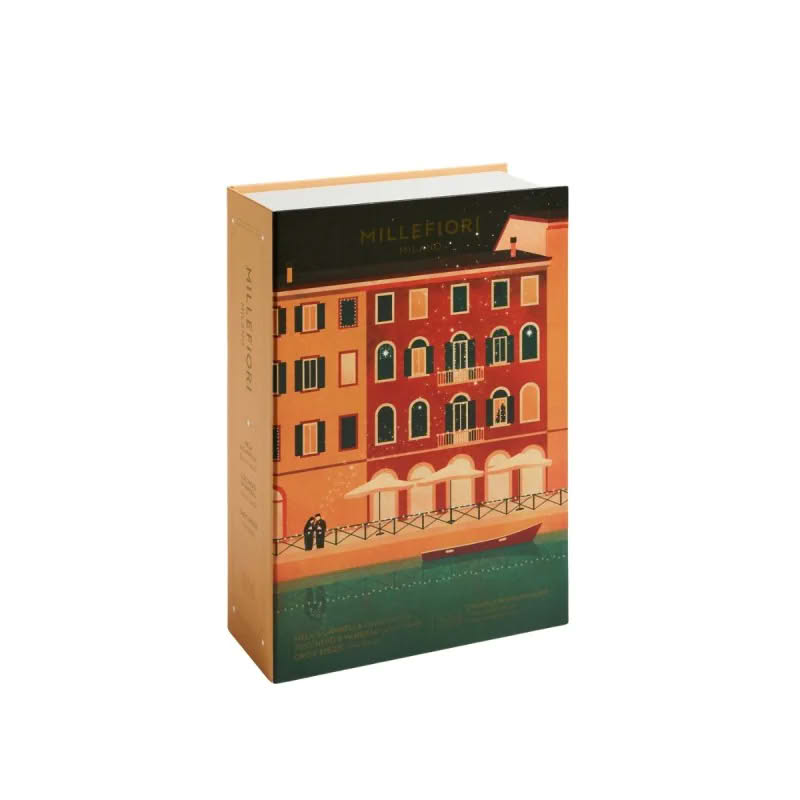 Cofanetto Millefiori contenente 3 candele di Natale alle fragranze Mela e Cannella, Oro e Spezie e Zucchero e Vaniglia, in confezione con grafica a tema Natale milanese, per un bellissimo ed elegante regalo di Natale